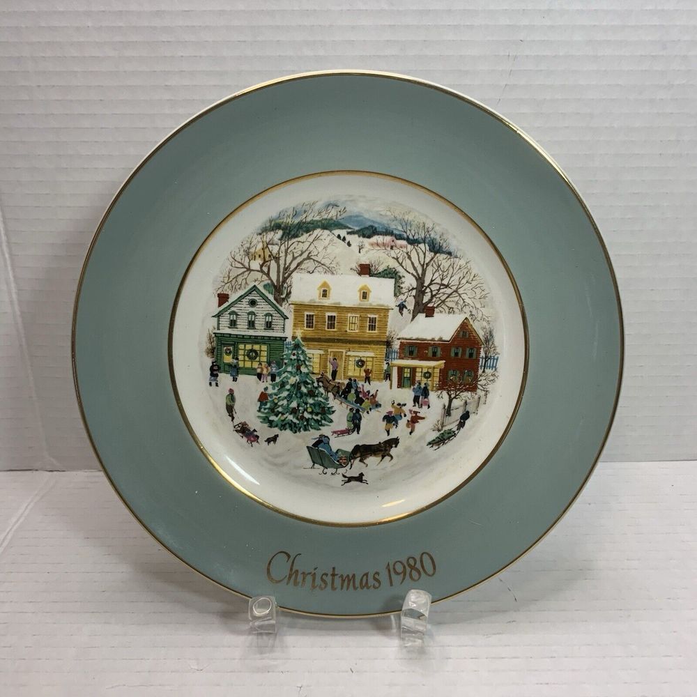 Avon Vintage Christmas Plate 1980 "Country Christmas" w/Original Box Avon Plates - Picture 1 of 5